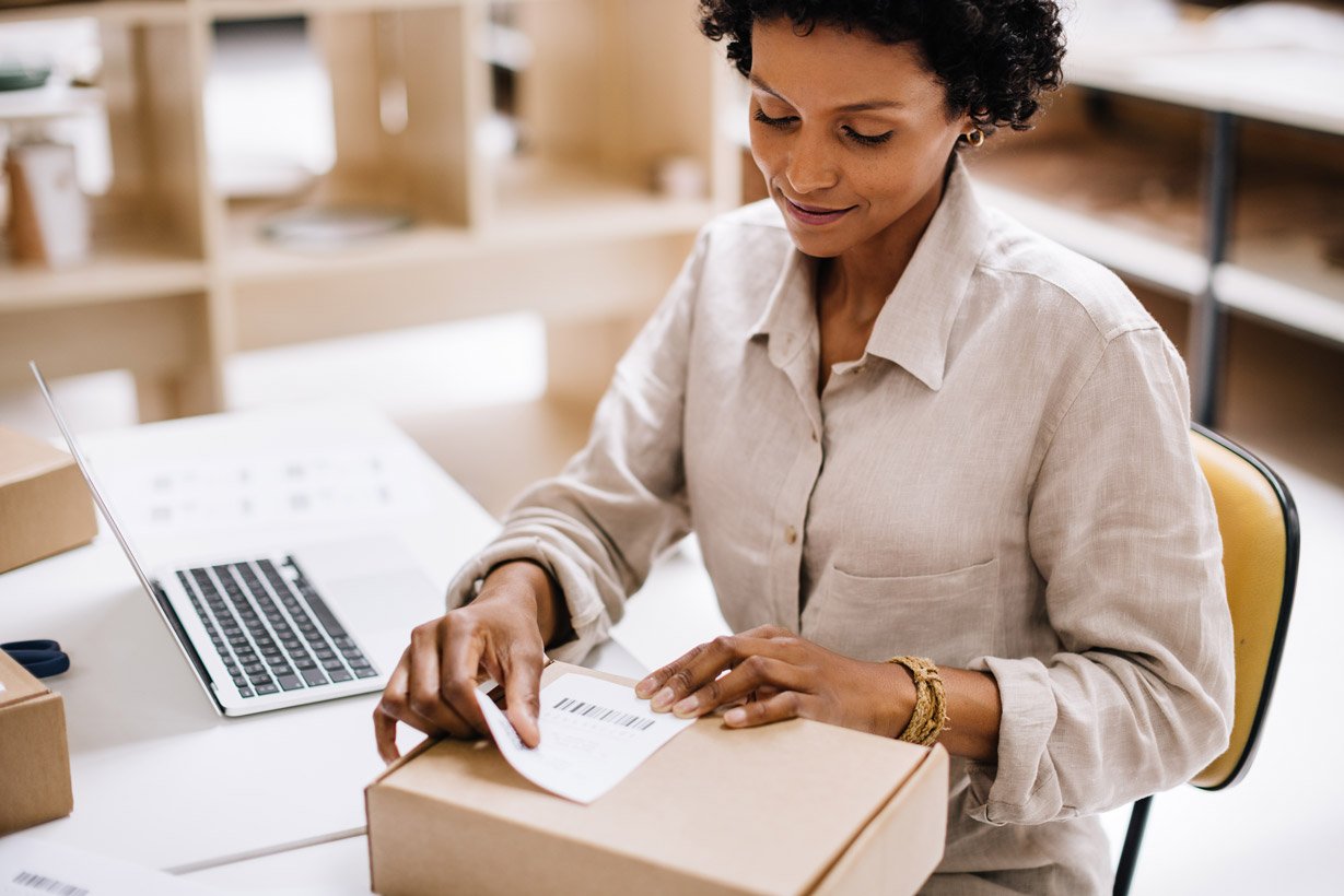 Des étiquettes de retour à la demande sont générées et envoyées aux clients sur demande.